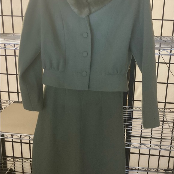 1940’s Stunning Green 2 piece woman Skirt & Jacket Suit is a woman’s size 6 - Picture 1 of 9